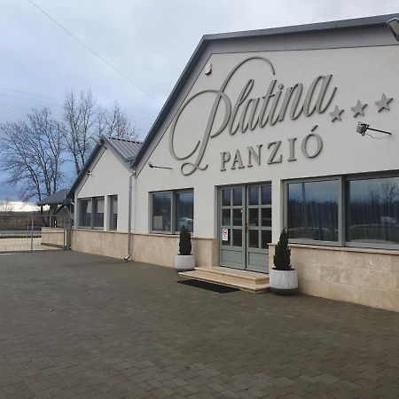Platina Panzio*** Bed and Breakfast Újhartyán Buitenkant foto