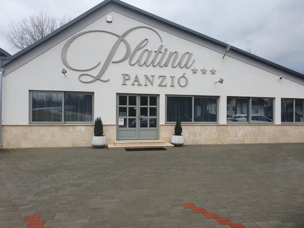 Platina Panzio*** Bed and Breakfast Újhartyán Buitenkant foto