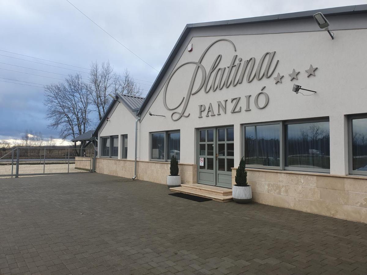 Platina Panzio*** Bed and Breakfast Újhartyán Buitenkant foto