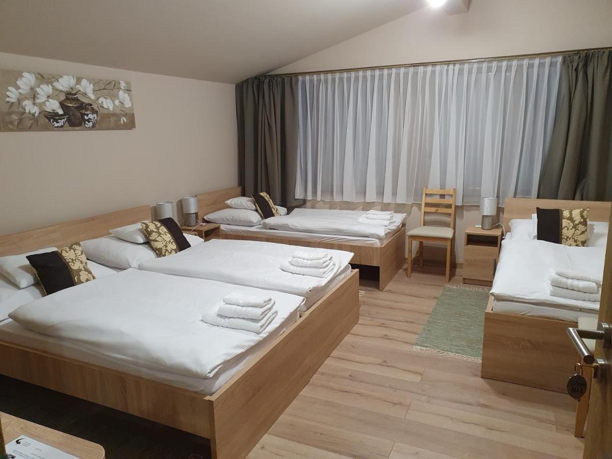 Platina Panzio*** Bed and Breakfast Újhartyán Buitenkant foto