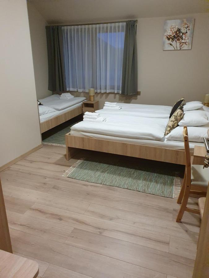 Platina Panzio*** Bed and Breakfast Újhartyán Buitenkant foto
