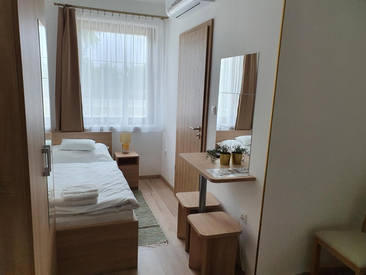 Platina Panzio*** Bed and Breakfast Újhartyán Buitenkant foto