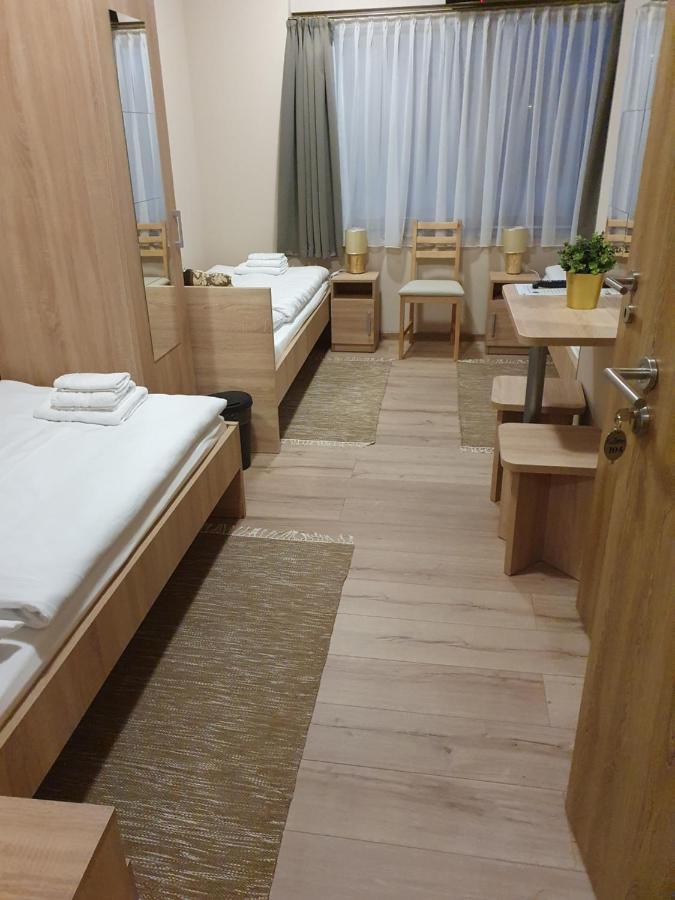 Platina Panzio*** Bed and Breakfast Újhartyán Buitenkant foto