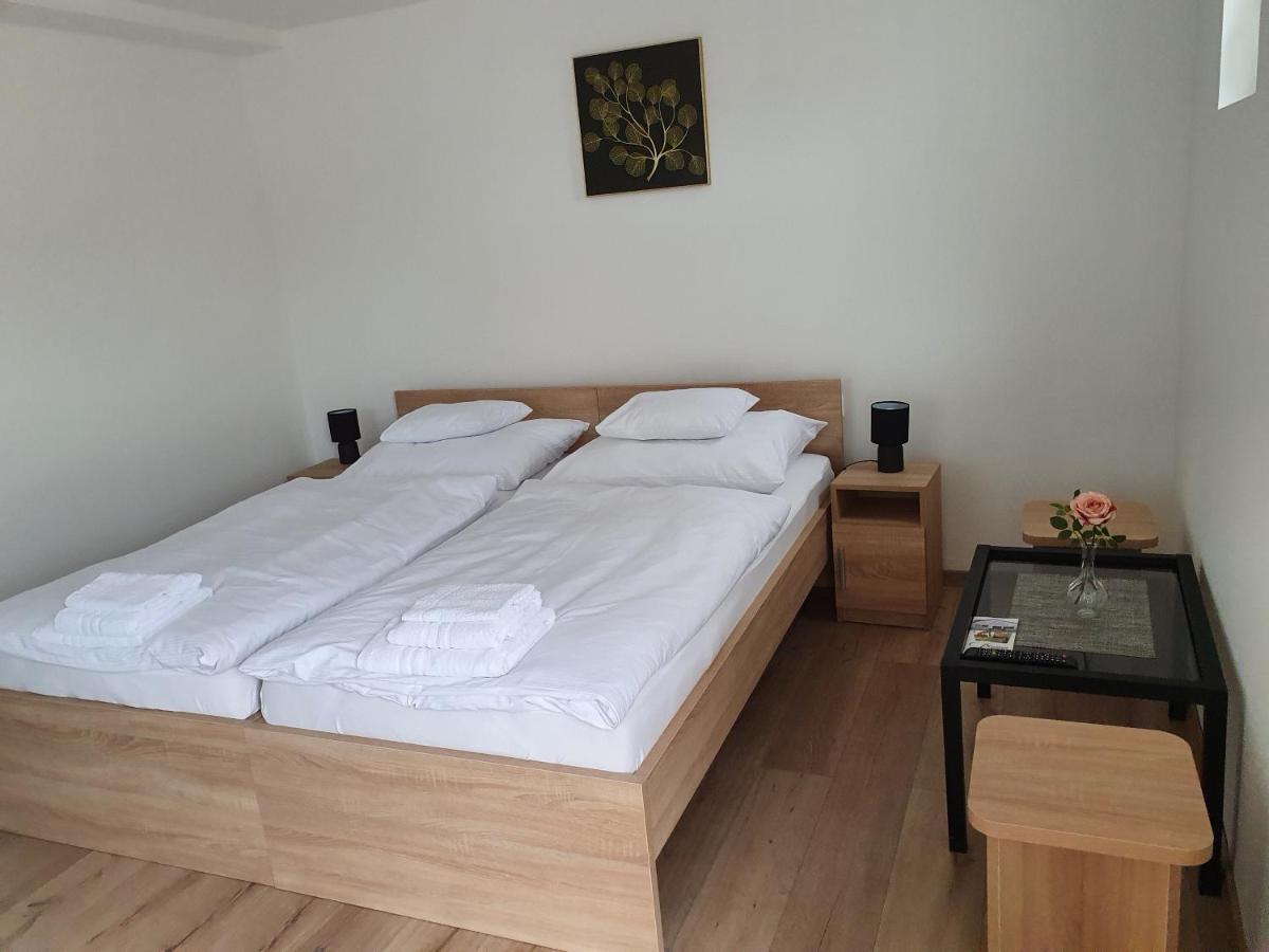Platina Panzio*** Bed and Breakfast Újhartyán Buitenkant foto